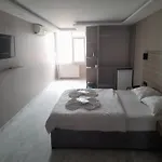 Moon Hotel 2*